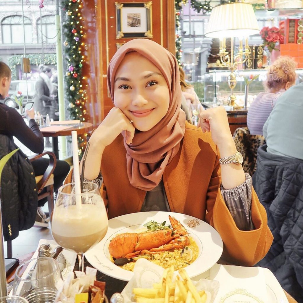 Selebgram Hijab Indah Nada Puspita