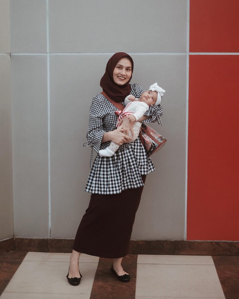 Influencer Ibu Muda Dwi Handayani Syah Putri