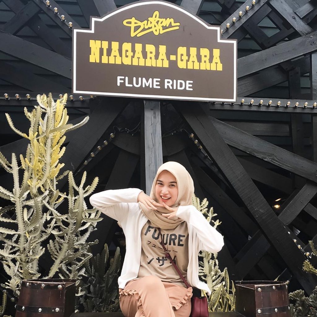 Selebgram Hijab Ananda Zahira Syanindita
