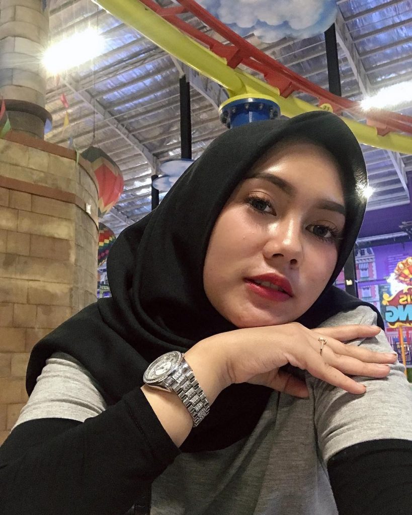 Selebgram Hijab Rahma Nurbaeti