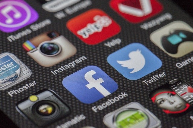 Aktif di Media Sosial