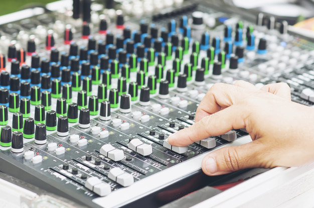 Pelajari hal-hal teknis terkait produksi musik Pelajari hal-hal teknis terkait produksi musik